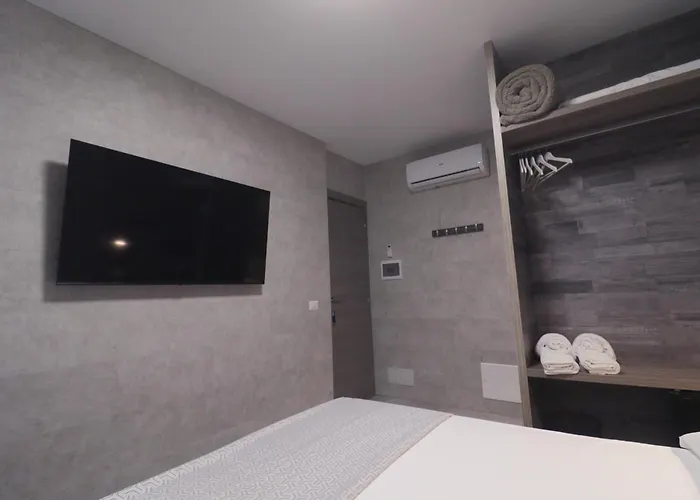 Отель Pontenuovo 2*